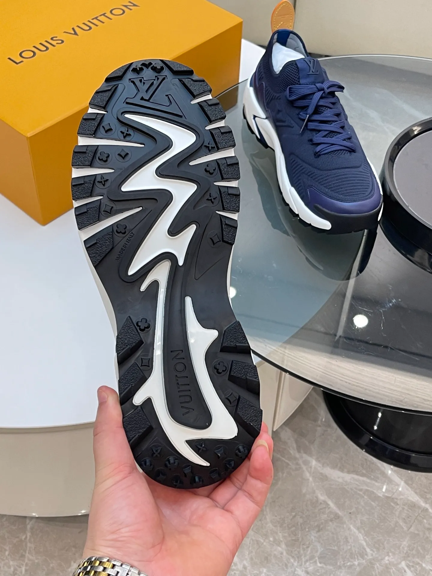 [L Home] Top P: 700💰 Size: 39-44 (customized at 38.45.46) LV Donkey Brand Louis Vuitton RUNNER TATIC new men's sneakers This LV Runner Tatic sneaker uses a whole piece of technical knitting to create an easy-to-take-off design, and then outlines the upper with cow leather trim. The LV logo on the side releases a dynamic atmosphere between the textures, the leather back strap is shaped like the handle fastener of the Louis Vuitton leather goods series, and the lightweight and wear-resistant two-tone rubber sole completes the whole. The toe and heel wrap details continue to provide comfortable fabric foot support, creating a stylish and stylish upper! Comes with full original packaging!